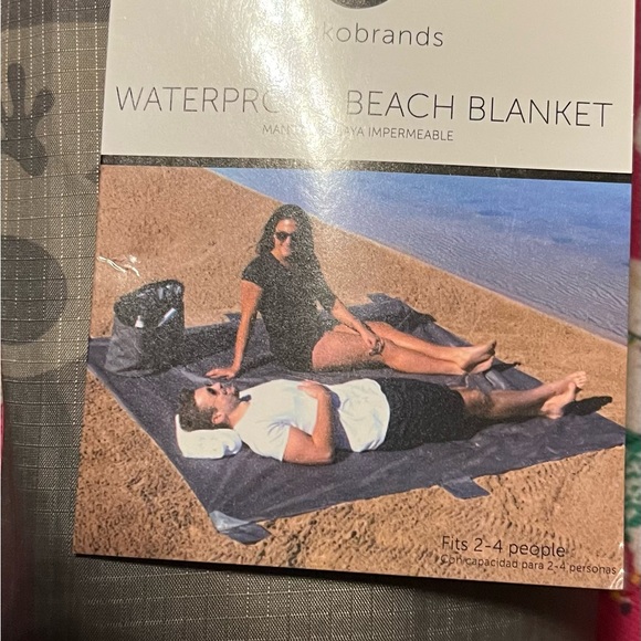 Geckobrands waterproof beach blanket. NWT - Picture 3 of 3